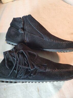 Minnetonka Black leather Ankle Boots Size 7.5 zipper side